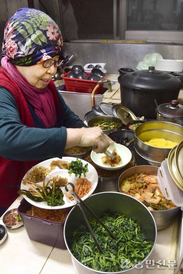전북 익산역 근처에서 58년 동안 ‘영동분식’을 운영하는 이기자 할머니(85). 손님상에 내는 10가지가 넘는 반찬은 모두 국산 재료로 직접 만든 것이다. 익산=강재훈 프리랜서 기자