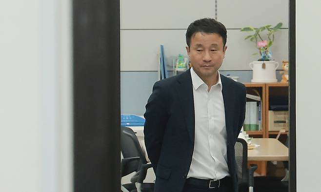 더불어민주당 한병도 원내대표가 5일 국회 내 원내대표실에서 잠시 나와 있다. 연합뉴스