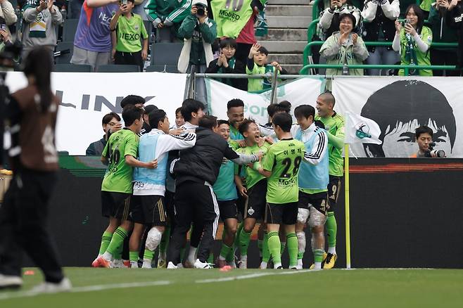 전북 이승우가 4일 전주월드컵경기장에서 열린 울산과 K리그1 홈경기서 후반 막판 쐐기골을 터트린 뒤 동료들의 축하를 받고 있다. 사진제공|한국프로축구연맹