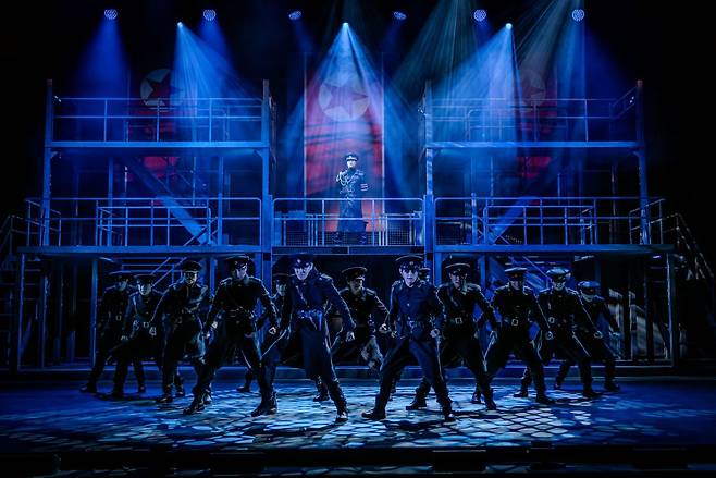 살인병기로 키워진 북한 특수부대원들. 2층에서 이들을 내려다보고 있는 인물은 이 작품 최고의 빌런 ‘김태원’이다. 사진제공 | 주다컬쳐