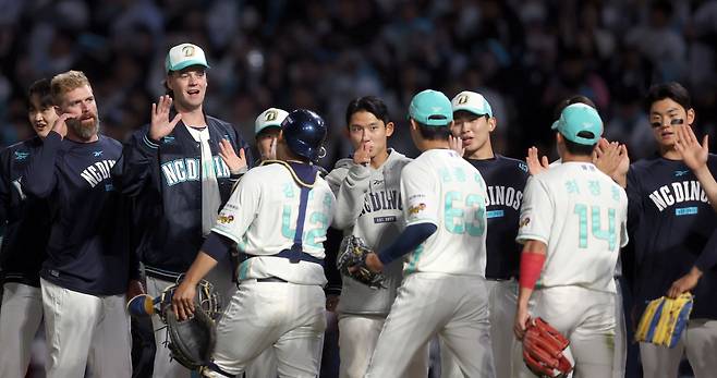 승리를 자축하는 NC 선수들. 연합뉴스