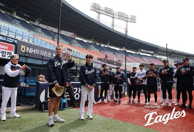 한화 잭 쿠싱이 5일 잠실 두산전을 앞두고 선수단과 인사하고 있다. 한화이글스 제공
