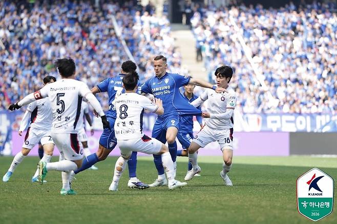 ▲ 5일 수원월드컵경기장에서 수원삼성과 충북청주의 프로축구 2부리그 6라운드가 열렸다. 이정효 감독 선임 후 개막 5연승을 달리던 수원이 처음으로 무승부를 기록했다. ⓒ 한국프로축구연맹