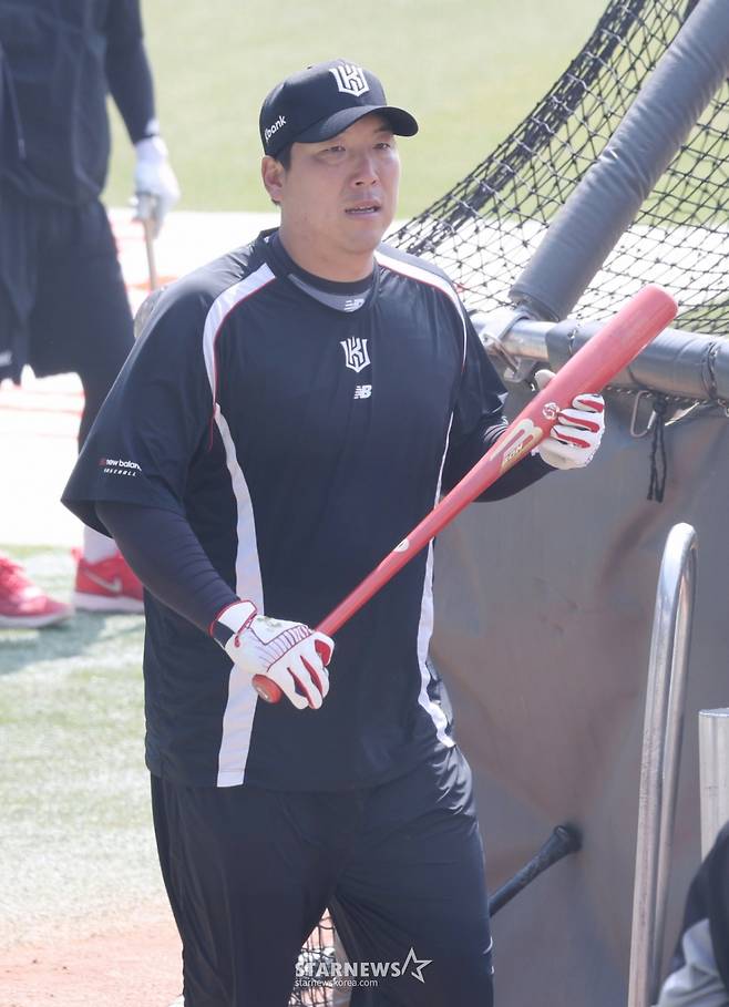 2026 신한 SOL Bank KBO리그 공식 개막전 LG 트윈스 대 KT 위즈 경기가 2월 28일 서울 잠실야구장에서 열렸다. KT 김현수가 타격 훈련을 하고 있다. /사진=김진경 대기자