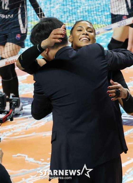 포옹하는 지젤 실바(오른쪽)와 이영택 감독. /사진=김진경 대기자