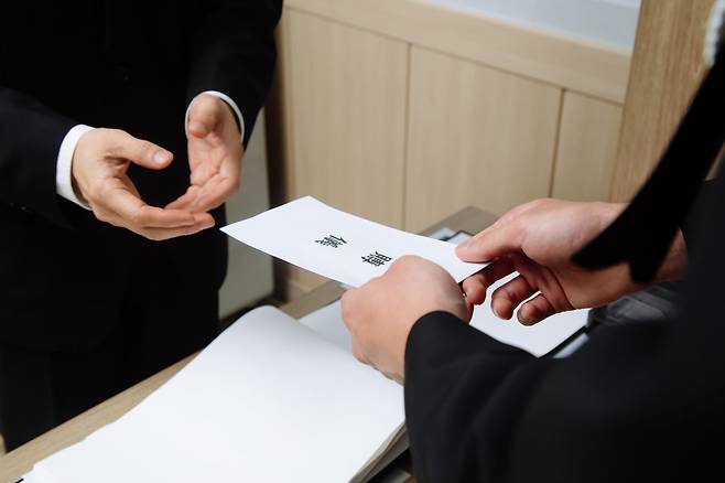 마음을 표현하고자 하는 돈은 처음 생각한 금액이 맞다. 생각하면 할수록 액수는 줄어든다. GETTYIMAGES