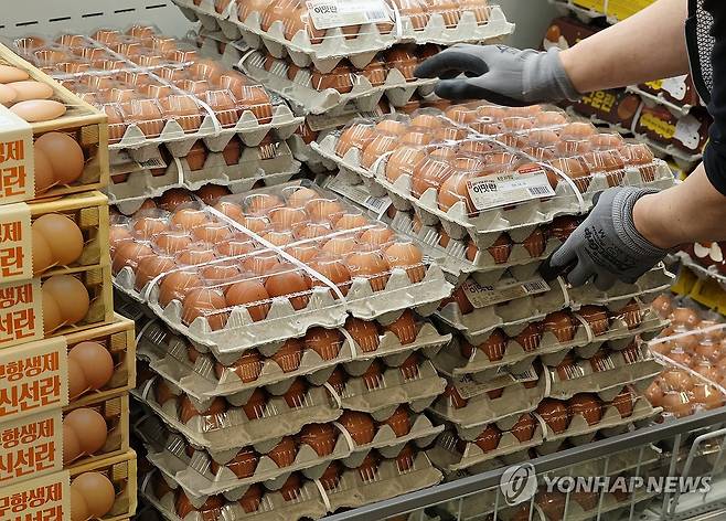 정부, 43개 품목 물가 집중관리 (서울=연합뉴스) 이재희 기자 = 27일 서울의 한 대형마트에 계란이 진열돼 있다. 정부는 중동사태에 따른 물가 파급이 1~3차에 걸쳐 단계적으로 나타날 것으로 보고 기존 돼지고기, 계란 등 물가 특별 관리 품목을 공산품 및 가공식품 전반으로 확대한 43개 품목을 집중적으로 관리한다고 밝혔다. 2026.3.27 scape@yna.co.kr