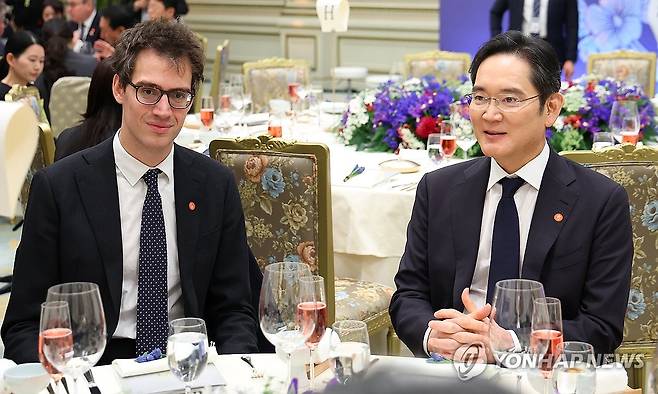 대화하는 이재용 회장과 멘슈 회장 (서울=연합뉴스) 김도훈 기자 = 이재용 삼성전자 회장과 아르튀르 멘슈 미스트랄 AI CEO가 3일 청와대에서 열린 이재명 대통령 주최 에마뉘엘 마크롱 프랑스 대통령 국빈 방한 환영 오찬에서 대화하고 있다. 2026.4.3 superdoo82@yna.co.kr