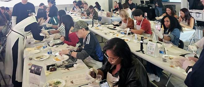 LA한국문화원 'K-푸드 쿠킹 클래스' (로스앤젤레스=연합뉴스) 김경윤 특파원 = 4일(현지시간) 미국 로스앤젤레스(LA) 한국문화원에서 열린 'K-푸드 쿠킹 클래스'. 2026.4.4 heeva@yna.co.kr