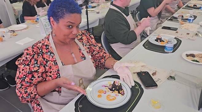 LA한국문화원 'K-푸드 쿠킹 클래스' (로스앤젤레스=연합뉴스) 김경윤 특파원 = 4일(현지시간) 미국 로스앤젤레스(LA) 한국문화원에서 열린 'K-푸드 쿠킹 클래스'에서 '폭군의 셰프' 속 비프 부르기뇽과 갈비찜 퓨전 요리를 만든 메건 보워스-라리비에르. 2026.4.4 heeva@yna.co.kr