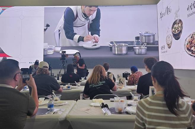 LA한국문화원 'K-푸드 쿠킹 클래스' (로스앤젤레스=연합뉴스) 김경윤 특파원 = 4일(현지시간) 미국 로스앤젤레스(LA) 한국문화원에서 열린 'K-푸드 쿠킹 클래스'. 2026.4.4 heeva@yna.co.kr