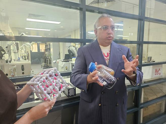 '럭스 에너지' (시드니=연합뉴스) 김은경 기자 = '럭스 에너지'(RUX Energy)의 제한 강가 CEO가 금속 유기골격체의 원리를 설명하고 있다.