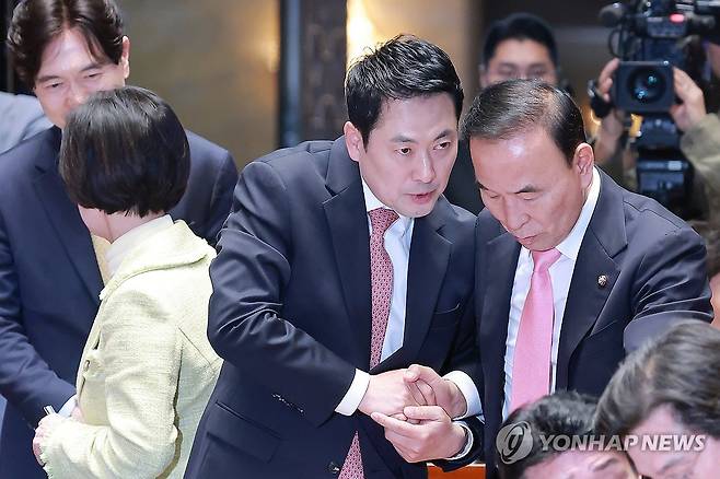 국민의힘 의원총회 참석하는 장동혁 대표 (서울=연합뉴스) 신현우 기자 = 국민의힘 장동혁 대표가 31일 국회에서 열린 의원총회에 참석하며 박덕흠 의원과 대화하고 있다. 2026.3.31 nowwego@yna.co.kr