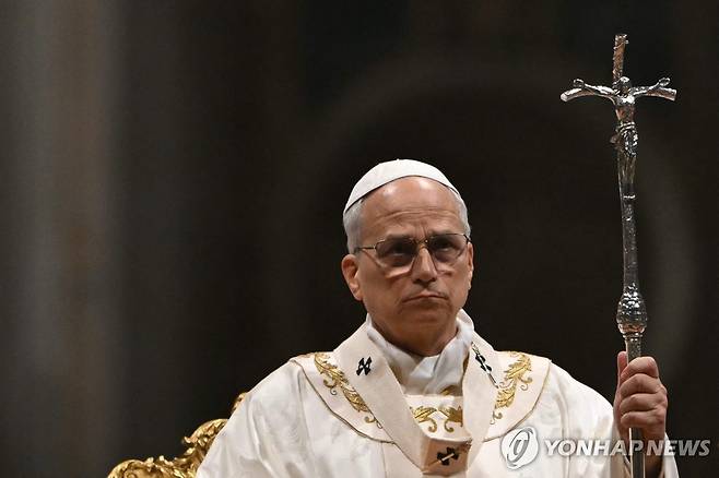 부활절 성야 미사를 집전하는 레오 14세 교황 (바티칸 AFP=연합뉴스) 레오 14세 교황이 4일(현지시간) 밤 바티칸 성베드로 대성전에서 부활절 성야 미사를 집전하고 있다. 2026.4.4 photo@yna.co.kr