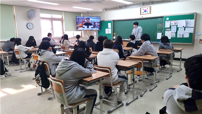 ▲ 세류중학교 학생들이 조회시간에 '세바독' 프로그램 영상을 시청하고 있다. /사진제공=세류중학교