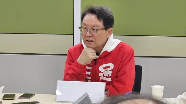 6일 충북도청 기자실에서 국민의힘 윤갑근 충북지사 예비후보가 경선 원점 회귀에 대해 비판하고 있다. /안성수기자