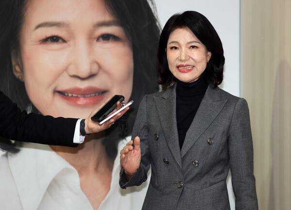 대구시장 선거에 출사표를 던진 이진숙 전 방송통신위원장이 6일 오후 대구 시내 자신의 선거캠프에서 기자들과 만나 질문에 답하고 있다. 연합뉴스