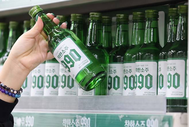 6일 오전 서울 송파구 가락농수산물도매시장 다농마트에 선양소주 '착한소주 990'이 진열되어 있다. 선양소주는 소상공인시장진흥공단과 한국수퍼체인유통사업협동조합(KVC)와 협력해 전국 시장에 990만 병을 공급해 소비자 가격 990원에 판매한다. 김예연 인턴기자 kimye@(이투데이DB)