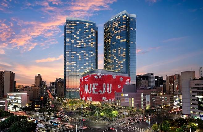 롯데관광개발이 운영 중인 제주 드림타워 카지노가 지난해 역대급 매출을 기록하면서 업계 2위에 올라섰다. 1위인 파라다이스시티와 연 매출 격차는 단 30억원으로 좁혀졌다. 사진은 제주 드림타워 복합리조트. / 롯데관광개발