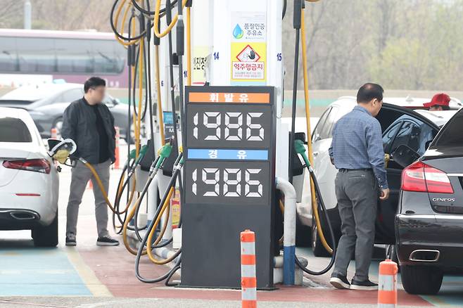 ▲4월 5일 서울의 한 주유소에서 운전자들이 주유를 하고 있다. 사진=연합뉴스