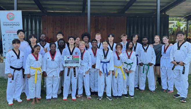 태권도 봉사단 단원들이 바누아투에서 수련생들과 함께 기념촬영을 하고 있다. 사진=태권도진흥재단
