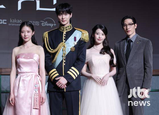 6일 오후 서울 강남구 조선팰리스호텔에서 MBC 새 금토드라마 '21세기 대군부인' 제작발표회가 열렸다. 박준화 연출, 배우 아이유, 변우석, 노상현, 공승연, 유수빈, 이연이 참석했다. 박세완 엔터뉴스팀 기자 park.sewan@jtbc.co.kr