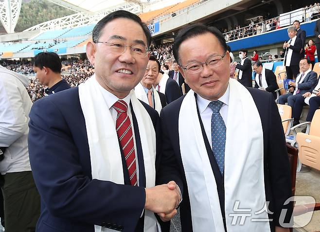 6·3 지방선거에서 더불어민주당 후보로 대구시장에 출마하는 김부겸 전 총리와 국민의힘에서 공천 배제(컷오프)된 주호영 국회부의장이 지난 5일 오후 대구 수성구 대구스타디움에서 열린 '2026 대구 기독교 부활절 연합예배'에서 만나 악수하고 있다. 2026.4.5 ⓒ 뉴스1 공정식 기자