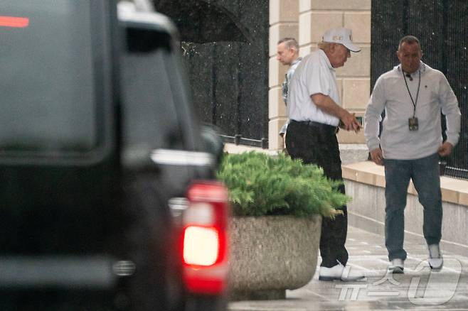 도널드 트럼프 미국 대통령이 5일(현지시간) 워싱턴 D.C.에 위치한 트럼프 내셔널 골프 클럽 방문을 마치고 백악관에 도착했다. 2026.04.05 ⓒ 로이터=뉴스1