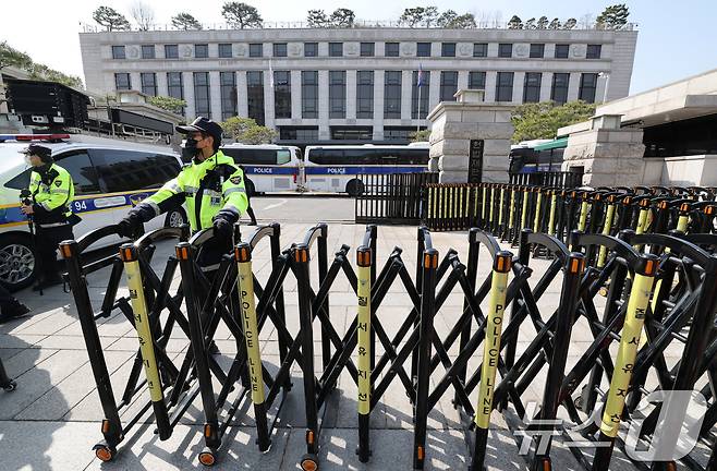 14일 서울 종로구 헌법재판소 정문을 경찰이 바리케이트를 설치하고 통제하고 있다. 2025.3.14 ⓒ 뉴스1 박세연 기자