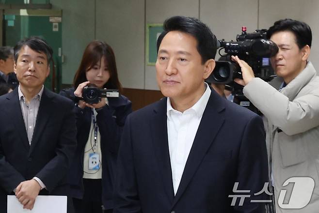 6일 오전 오세훈 서울시장이 서울교통공사 제2관제센터를 방문해 CBTC(무선통신기반 열차제어시스템) 운영 현황을 보고받고 있다. 무선통신 기반 신호체계 전환을 통해 열차 추가 투입이 가능해지면서 주요 혼잡 구간 혼잡도 약 20% 완화가 기대된다. 2026.4.6 ⓒ 뉴스1 조연우 인턴기자