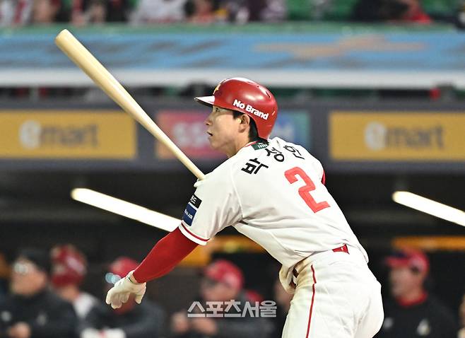 SSG 박성한이 2일 문학구장에서 열린 2026 KBO리그 키움과의 경기 3회초 무사 2루 상황에서 키움 선발 정현우를 상대로 1타점 2루타를 치고 있다. 문학 | 박진업 기자 upandup@sportsseoul.com