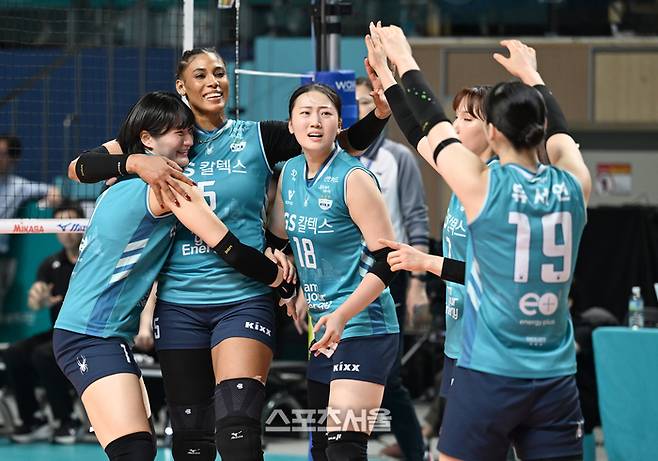 GS칼텍스 실바가 5일 서울 장충체육관에서 열린 2025~2026 V-리그 여자부 챔피언결정전 3차전 한국도로공사와 경기에서 3세트 득점 후 동료들과 환호하고 있다. 2026. 4. 5. 장충 | 최승섭기자 thunder@sportsseoul.com