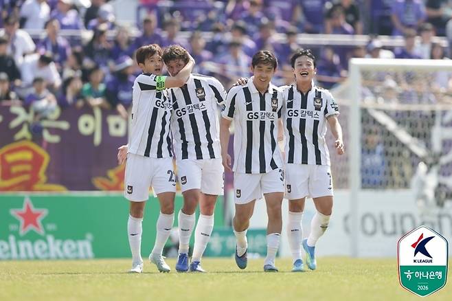 FC서울 클리말라(왼쪽에서 두 번째)가 5일 안양전에서 선제골을 넣고 동료들과 기쁨을 나누고 있다. 사진 | 한국프로축구연맹