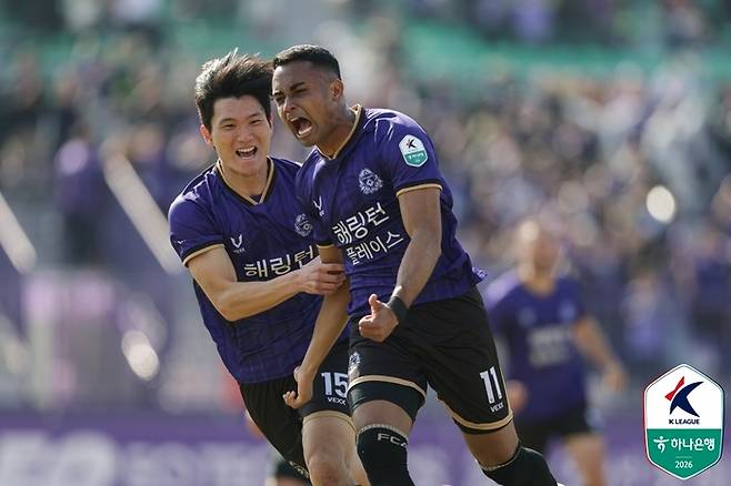 FC안양 아일톤(오른쪽)이 서울전에서 동점골을 터뜨린 뒤 환호하고 있다. 사진 | 한국프로축구연맹