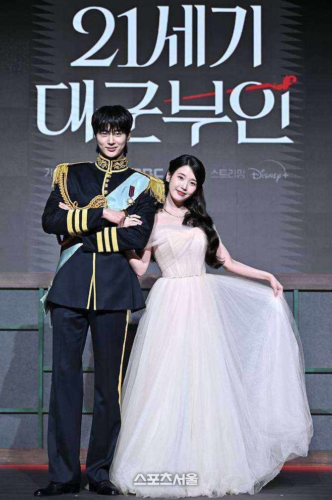 변우석, 아이유가 6일 조선 팰리스 서울 강남에서 열린 MBC 새 금토드라마 ‘21세기 대군부인’ 제작발표회에서 포즈를 취하고 있다. 2026. 4. 6. 최승섭기자 thunder@sportsseoul.com