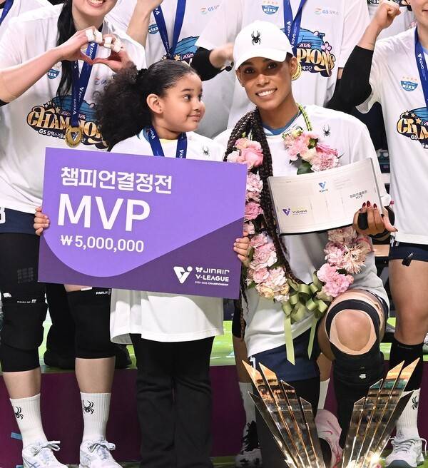 GS칼텍스 통합 우승 후 실바와 시아나. /사진=KOVO