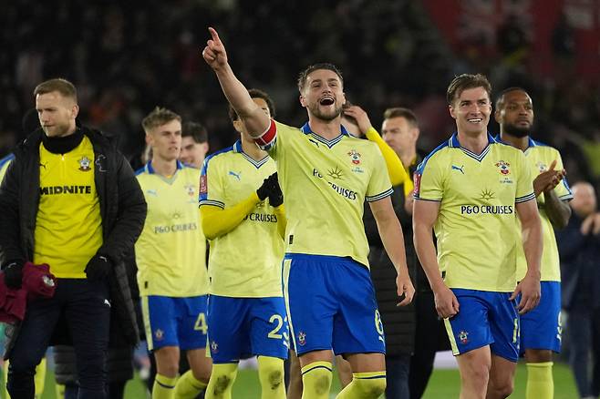 Southampton's team players celebrate after the English FA Cup quaterfinal soccer match between Southampton and Arsenal in Southampton, England, Saturday, April 4, 2026. (AP Photo/Dave Shopland)
<저작권자(c) 연합뉴스, 무단 전재-재배포, AI 학습 및 활용 금지>