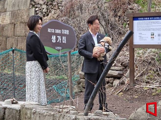 李대통령이 지난 4일 김혜경 여사와 생가 터에서 나란히 서서 주민들에게 화답하며 미소 짓고 있다.