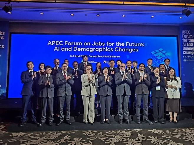 고용노동부는 6일 서울 콘래드 호텔에서 '아시아태평양경제협력체(APEC) 미래 일자리 포럼: 인공지능(AI)과 인구구조 변화'를 주제로 대응 전략을 논의하기 위해 국제 포럼을 열고 기념촬영을 하고 있다. 고용노동부
