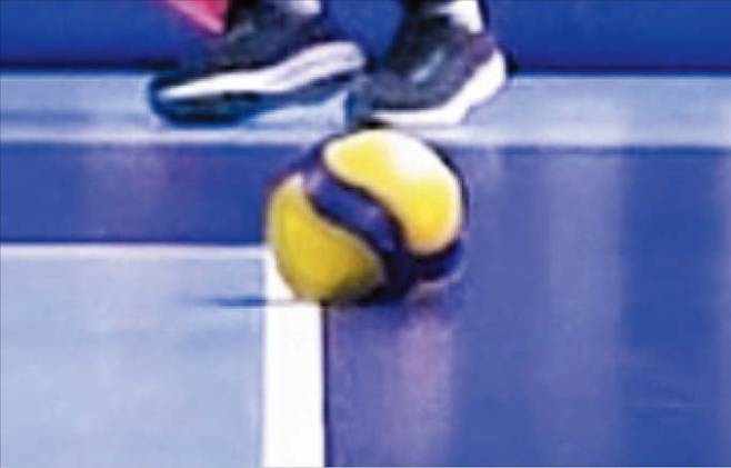 4일 남자 배구 챔피언결정전에서 대한항공 마쏘가 블로킹한 공(위쪽)과 현대캐피탈 레오의 서브(아래쪽)가 코트 바닥에 닿는 모습. 비디오 판독에서 마쏘의 블로킹은 ‘인’, 레오의 서브는 ‘아웃’이 됐다. /KBS N