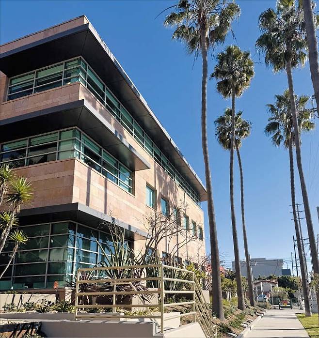 미국 로스앤젤레스 산타모니카 한복판에 있는 하이브 아메리카 건물 외관. /하이브