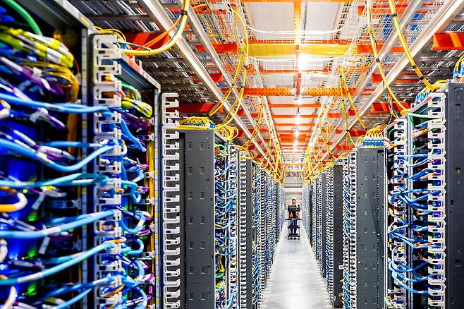 지난해 10월 2일 미국 인디애나주 뉴칼라일 아마존 웹 서비스(AWS) 인공지능(AI) 데이터 센터에서 기술자가 작업하고 있다./로이터 연합뉴스