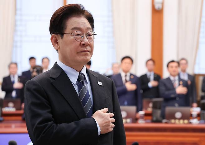 이재명 대통령이 6일 청와대에서 열린 국무회의 겸 제4차 비상경제 점검회의에서 국민의례를 하고 있다./뉴스1