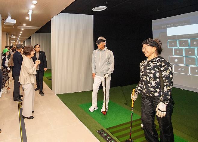 박희영 용산구청장이 용산 스크린 파크골프 삼각지점에서 주민과 대화하고 있다. /용산구