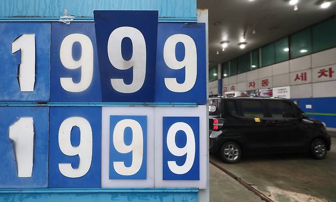 6일 오전 서울 시내 주유소 유가정보판에 휘발유와 경유 가격이 2000원에 육박하고 있다. /뉴스1