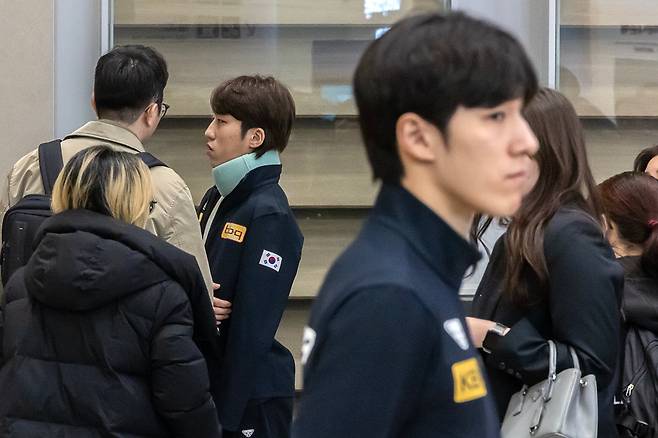 <YONHAP PHOTO-3789> 엇갈린 팀코리아 (영종도=연합뉴스) 윤동진 기자 = 2024 국제빙상연맹(ISU) 쇼트트랙 세계선수권대회에 출전한 황대헌(강원도청, 오른쪽)과 박지원(서울시청)이 19일 오후 인천국제공항 2터미널을 통해 입국한 후 인터뷰를 기다리고 있다. 박지원은 18일(한국시간) 네덜란드 로테르담 아호이 아레나에서 열린 2024 국제빙상연맹(ISU) 쇼트트랙 세계선수권대회 남자 1,000m 결승에서 황대헌의 반칙으로 넘어져 메달 획득에 실패했고, 17일에 열린 남자 1,500m 결승에서도 황대헌과 충돌해 메달을 따지 못했다. 2024.3.19 mon@yna.co.kr/2024-03-19 19:18:41/<저작권자 ⓒ 1980-2024 ㈜연합뉴스. 무단 전재 재배포 금지, AI 학습 및 활용 금지>