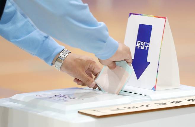 투표용지를 투표함에 넣고 있는 모습. 여론조사들을 보면 30대 남성은 스스로 ‘중도’라고 생각하는 사람이 가장 많다. 그다음은 ‘약간 보수’. 자신을 진보적이라고 생각하는 사람의 비율은 20%도 되지 않는다. /뉴스1