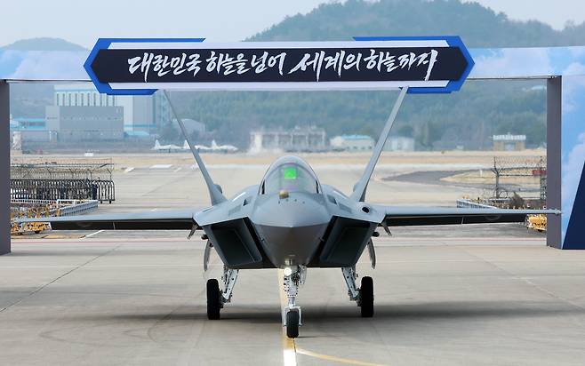 25일 경남 사천 한국항공우주산업에서 KF-21 양산 1호기가 공개되고 있다. /뉴스1