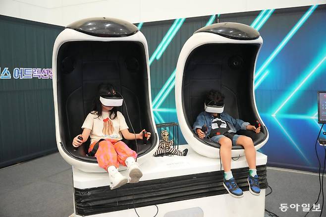 대전시는 17일부터 19일까지 유성구 엑스포과학공원 일대에서 ‘인공지능과 인간의 공존’을 주제로 2026 대전 사이언스페스티벌을 연다고 6일 밝혔다. 사진은 2025년 축제 당시 어린이들이 가상현실(VR) 기기를 체험하는 모습. 대전시 제공
