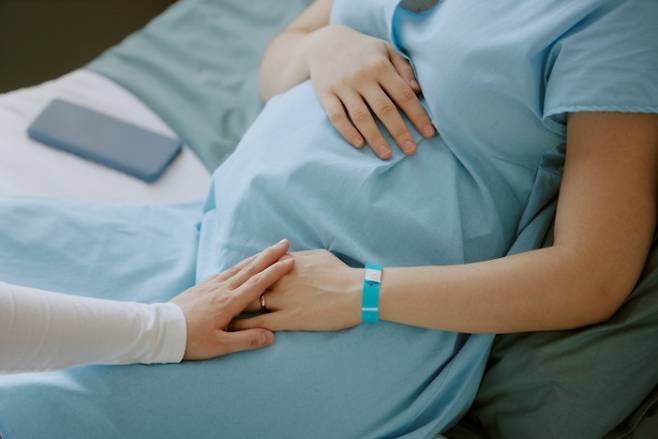 누워서 출산하는 것이 오히려 출산에 불리하다는 연구가 잇따른 가운데 이 관행이 수천 년의 역사가 아닌 고작 300~400년 전 생겨났다는 전문가 분석이 나왔다. 게티이미지뱅크 제공